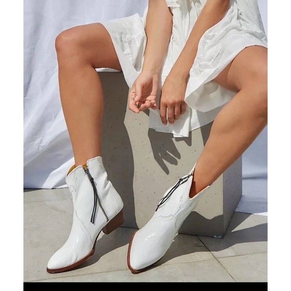 Free People Size 39 8.5 Frontier Chelsea Patent‎ Leather Boots Western Bottie